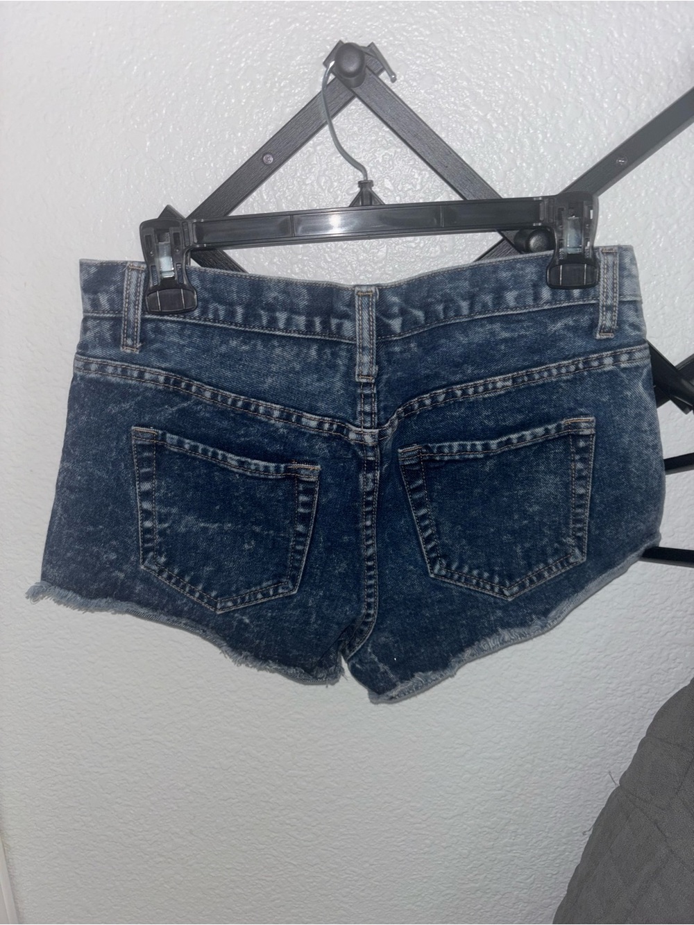 Forever 21 Premium Denim Dark Wash Jean Shorts Raw Hem Low Rise Size 28 - Picture 4 of 4